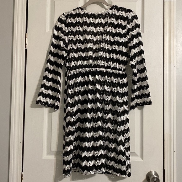 Women’s black and white lace coverup - Picture 5 of 6